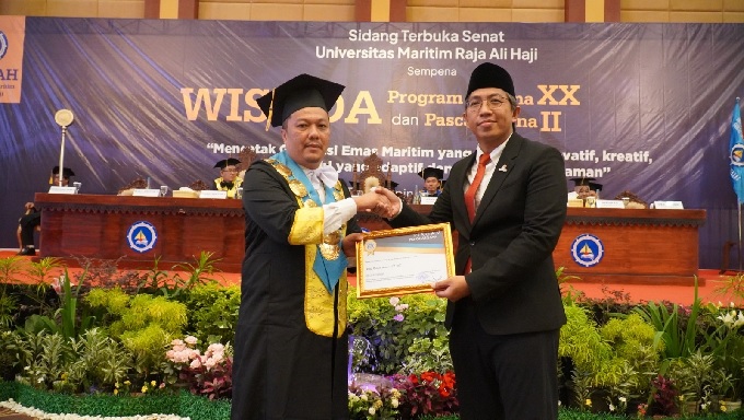 Kepala Perwakilan SKK Migas Sumbagut Rikky Rahmat Firdaus menerima penghargaan dari Rektor UMRAH Prog Agung Dhamar Syakti, DEA usai membacakan orasi ilmiah dalam acara Wisuda Pasca Sarjana II dan Sarjana XX, di Tanjung Pinang, Sabtu (18/3/2023